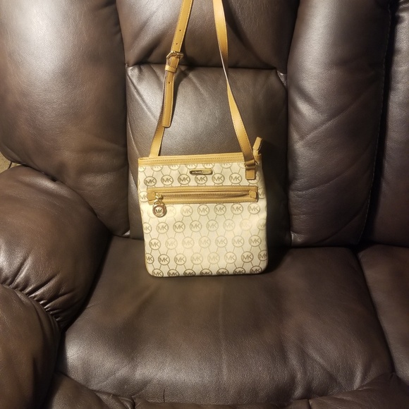Michael Kors Logo Print Crossbody - Picture 3 of 6